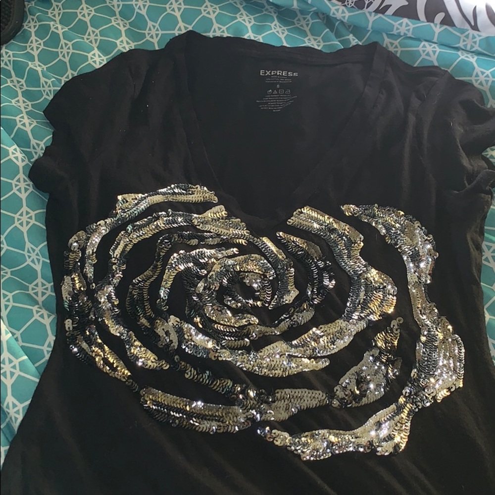 Express v neck with rose print